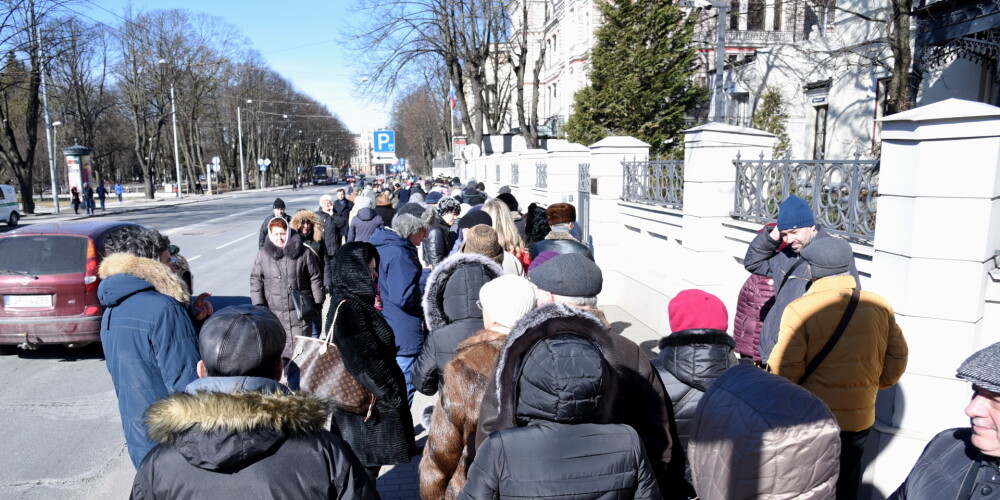 Очередь желающих проголосовать у посольства России растянулась на 250 метров