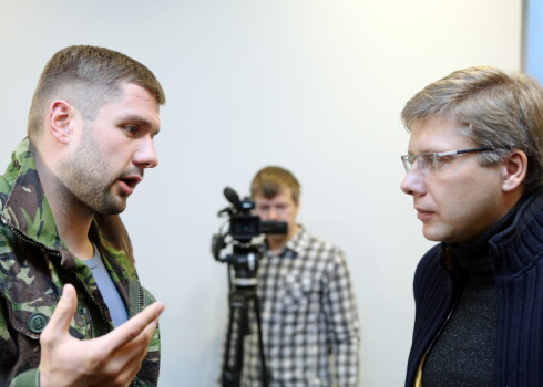 Jauniešu ielu kultūras un sporta kustības "Ghetto Games" vadītājs Raimonds Elbakjans (no kreisās) un Rīgas domes priekšsēdētājs Nils Ušakovs.