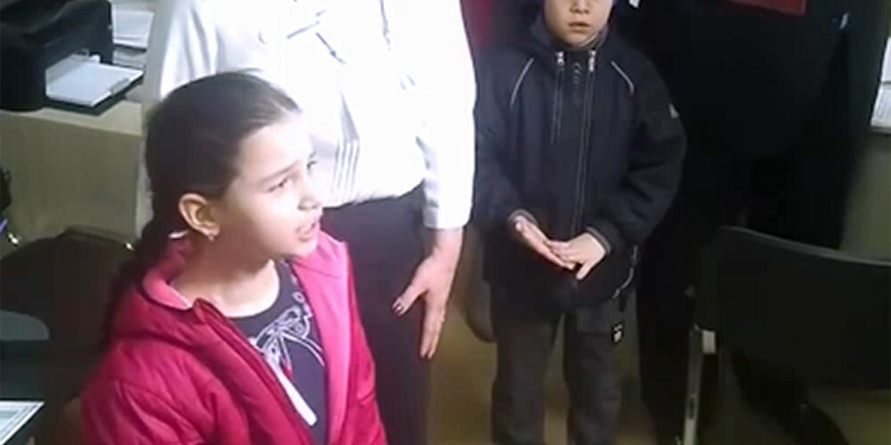 11 gadus veca meitene Krimas vēlēšanu iecirknī noskaita Krieviju slavinošu dzejoli