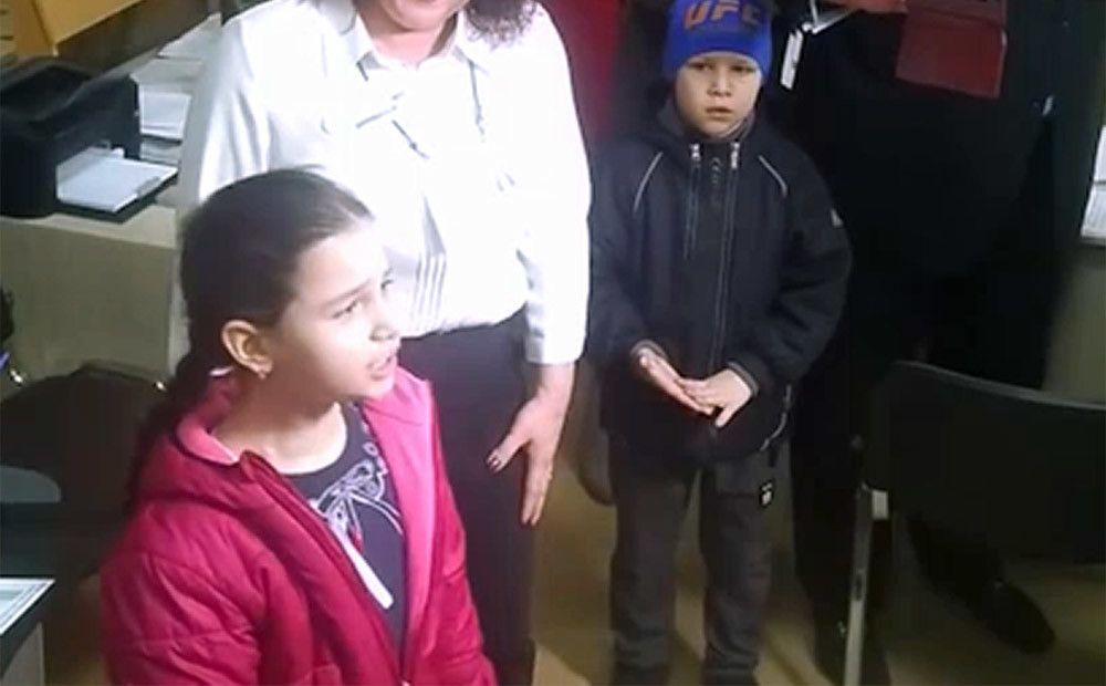 11 gadus veca meitenīte Krimas vēlēšanu iecirknī noskaita Krieviju slavinošu dzejoli