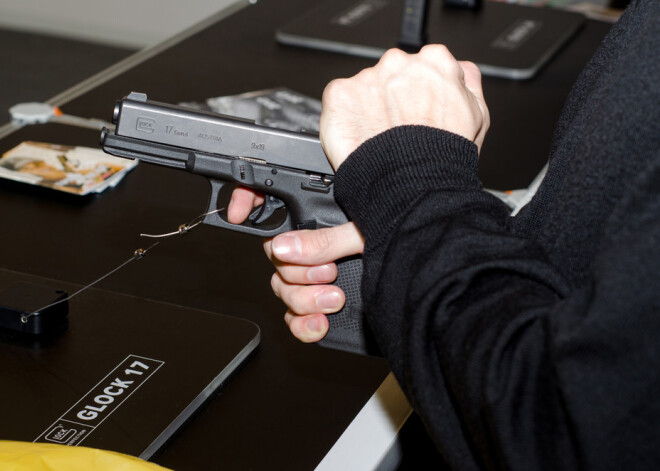"Glock" kā Holivudas grāvējos par 320 eiro jeb - kādus ieročus likums ļauj nopirkt Latvijā