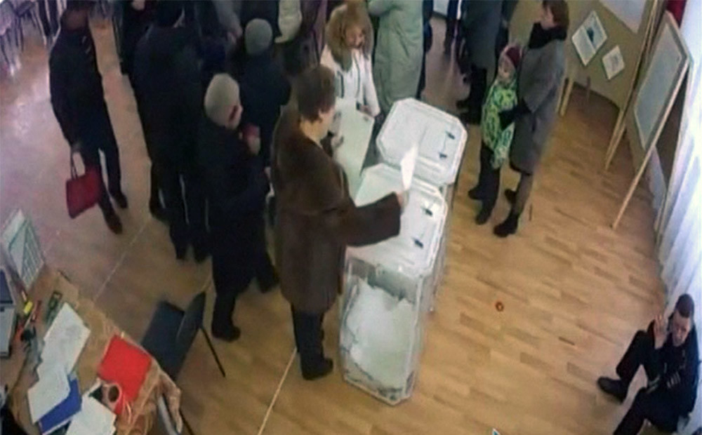 Novērošanas kameras fiksē neskaitāmus pārkāpumus Krievijas prezidenta vēlēšanās