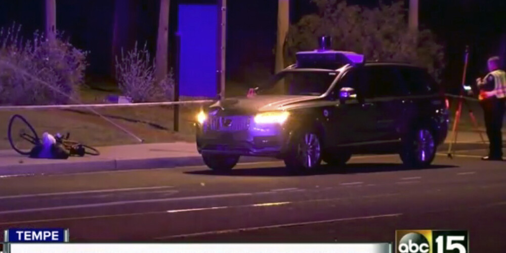 "Uber" pašbraucošais auto uz ceļa nogalina sievieti