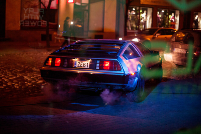Leģendārais astoņdesmito gadu sporta auto "DeLorean" Rīgas centra ielās.