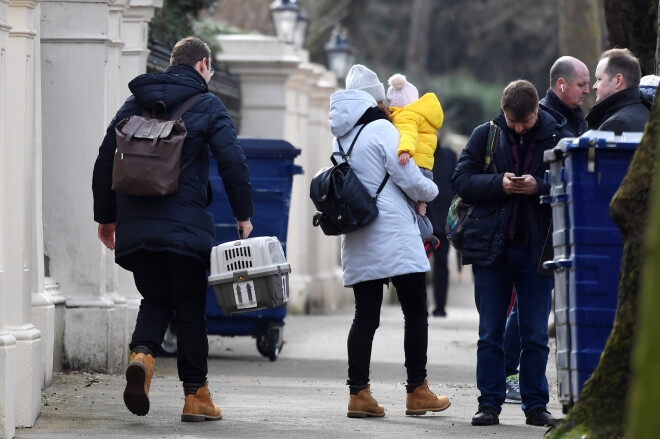 Skats pie Krievijas vēstniecības Londonā. Lielbritānijas izraidītie Krievijas diplomāti sāk pamest vēstniecību.