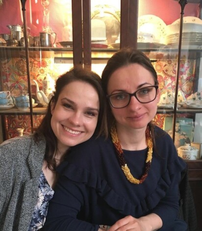 No kreisās: Ilze un Līga Skromanes.