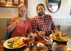 Юлия и Александр Скрипаль в британском ресторане.