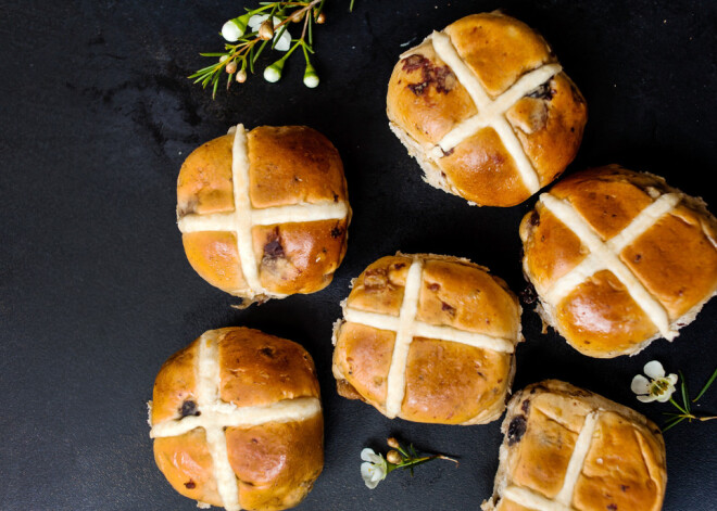 Lieldienu našķi angļu stilā: slaveno krusta rozīņmaizīšu jeb "Hot cross bun" recepte