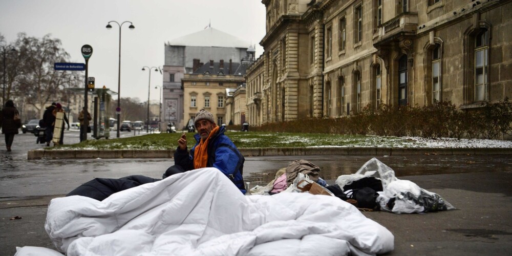 Parīze nāk klajā ar inovatīvu ideju, kā izmitināt bezpajumtniekus pilsētas ielās. Nē, tās nebūs patversmes