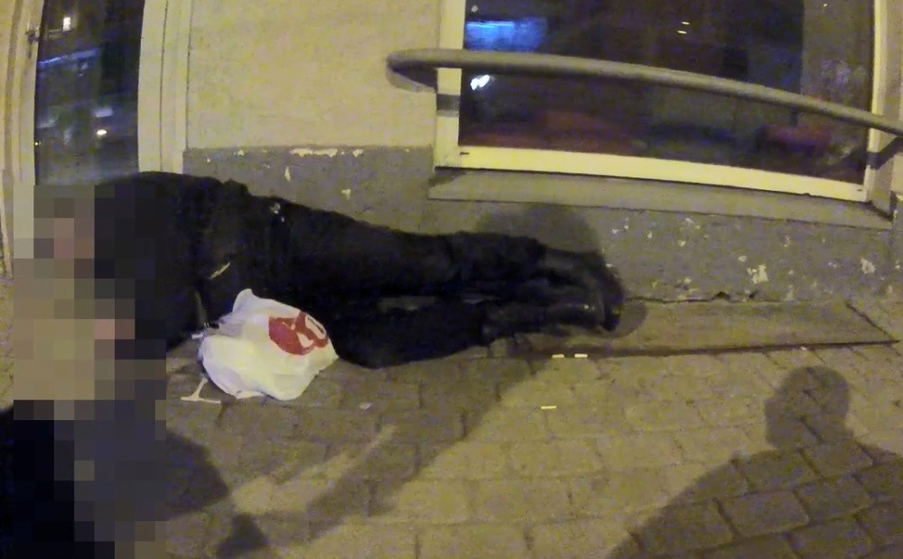 Video: Āgenskalnā uz ielas čuč pamatīgi piedzēries un bruņots apsargs