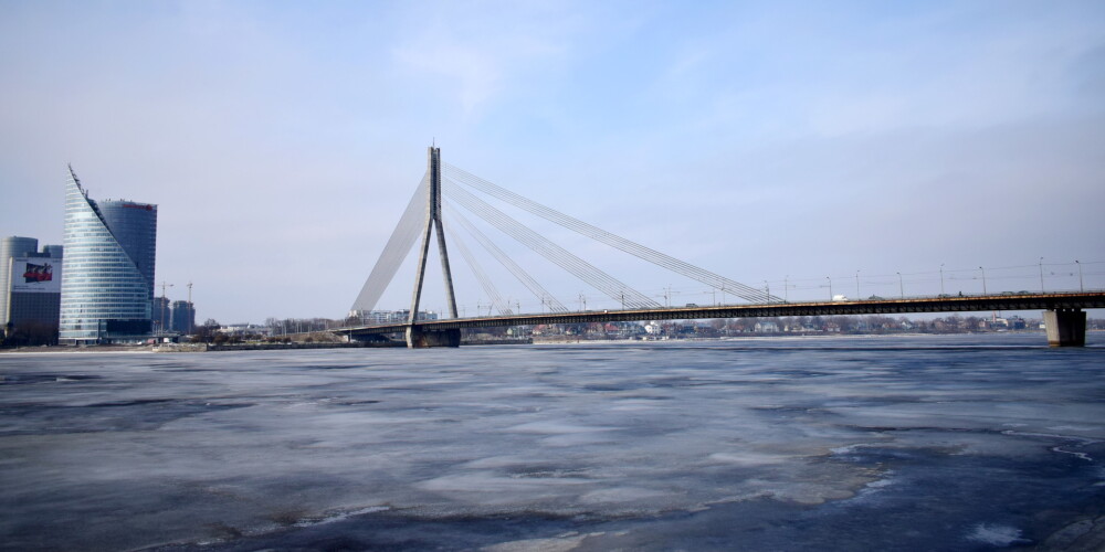 Precizēta informācija par aizliegumu atrasties uz Rīgas ūdenstilpju ledus