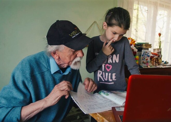 Filmas varone Anete ar omīti dzīvo Vecpiebalgā, un dators ar Skype viņai palīdz sazināties ar mammu ārzemēs.