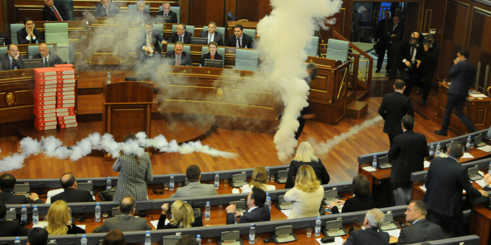 Nikni nacionāļi Kosovas parlamentā izpūš asaru gāzi