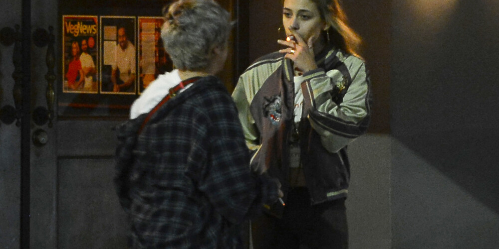 Kalifornijā aizliegts smēķēt līdz 21 gada vecumam, bet Džeksona 19 gadus vecā meita to dara