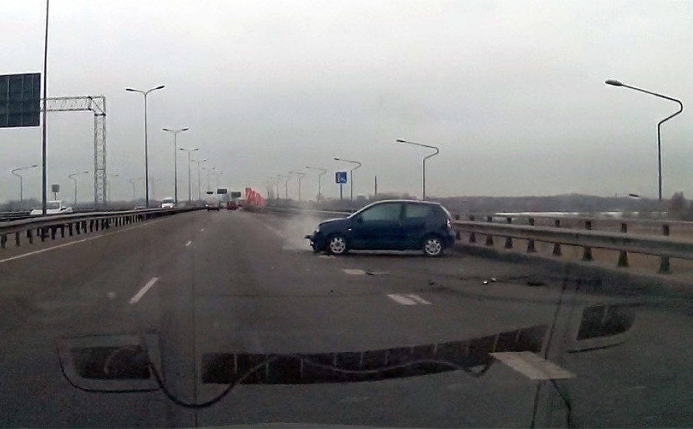 VIDEO. Par mata tiesu no traģēdijas. Neapdomīgs autovadītājs izraisa avāriju uz Dienvidu tilta