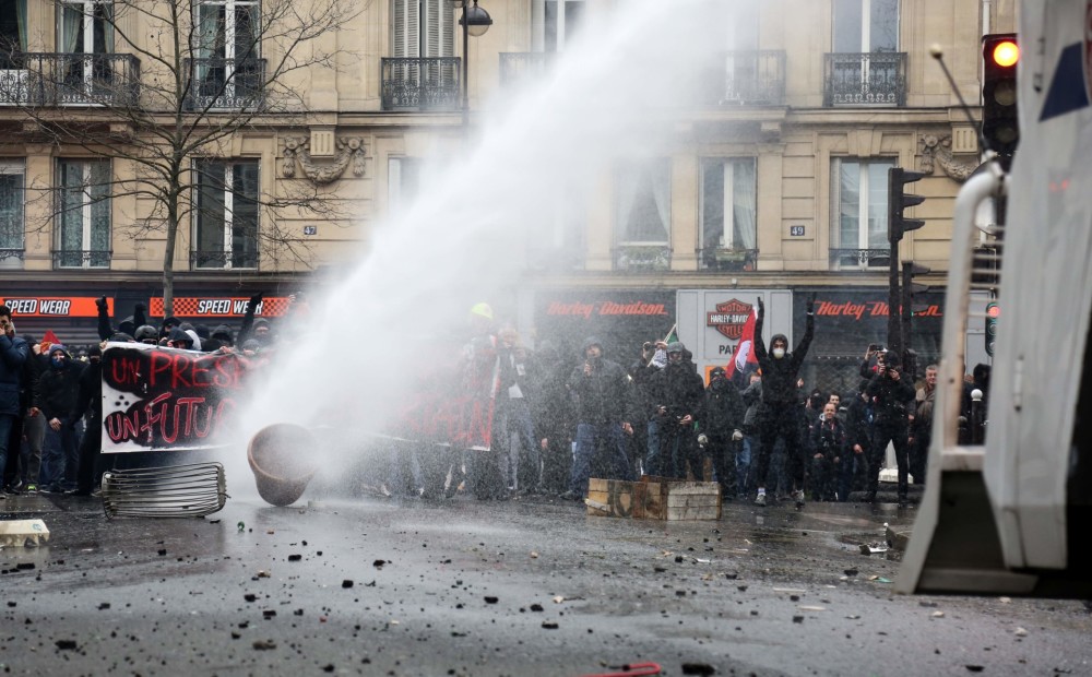Franciju ceturtdien paralizējuši streiki