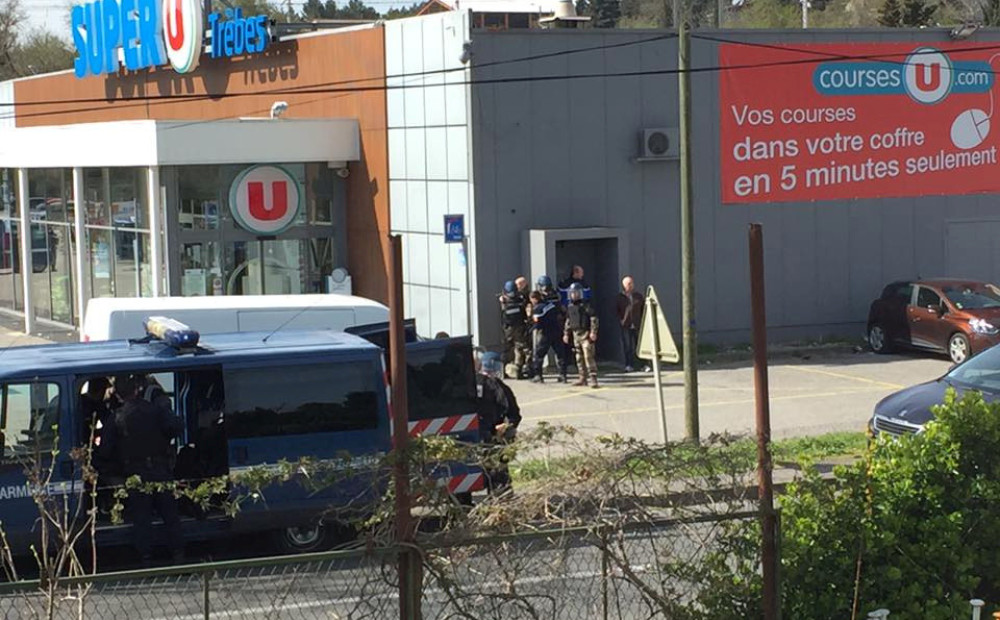 Francijas dienvidos sašauts policists un sagrābti ķīlnieki; vismaz divi cilvēki nogalināti