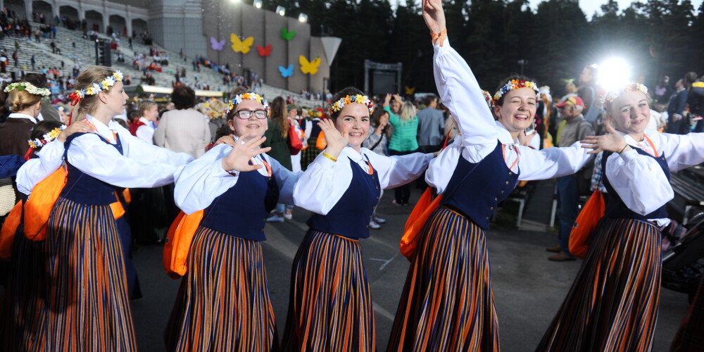 Svētku dalībnieki pēc XI Latvijas skolu jaunatnes dziesmu un deju svētku noslēguma koncerta.