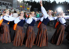 Svētku dalībnieki pēc XI Latvijas skolu jaunatnes dziesmu un deju svētku noslēguma koncerta.