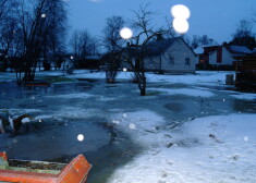 Ceļoties ūdens līmenim Daugavā, pārplūdusi Vecdaugava un daļēji applūduši māju pagalmi Zvejas ielā 2015. gadā.