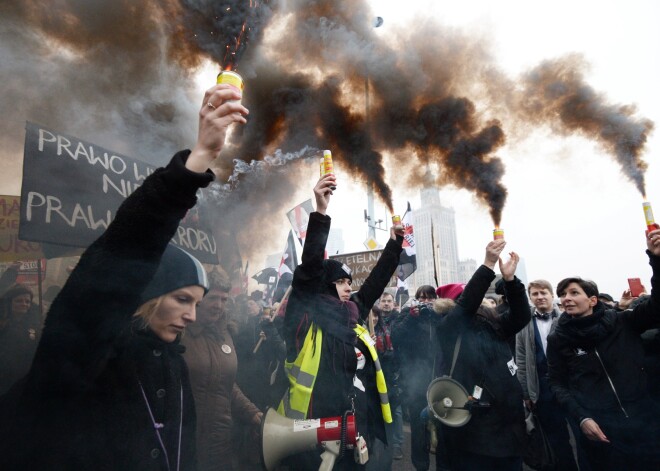 Polijā tūkstošiem cilvēku protestē pret abortu aizliegšanu