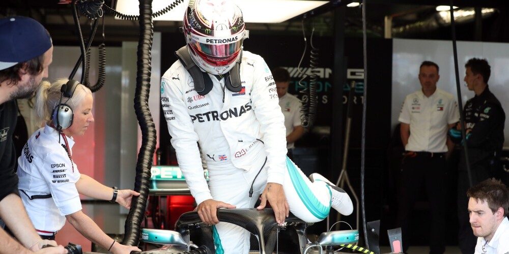 Hamiltons izcīna uzvaru F-1 sezonas pirmā posma kvalifikācijā