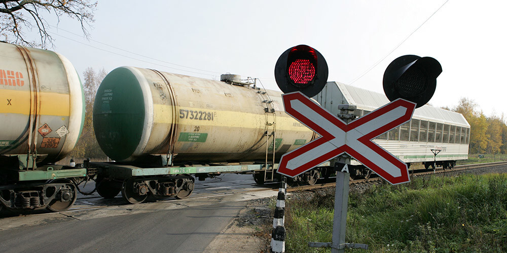 Uzraugus informēs par nestrādājošiem brīdinājuma signāliem pie dzelzceļa pārbrauktuves Rīgā
