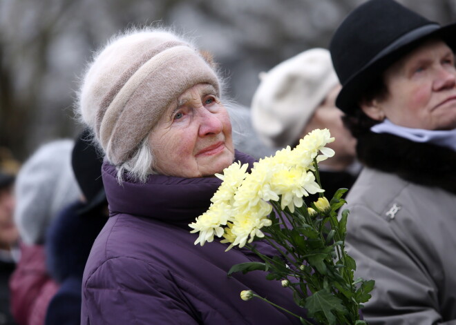 Vairāki simti cilvēku pie Brīvības pieminekļa godina 25. martā deportētos