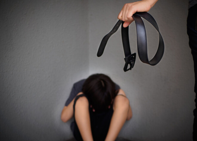 Приемная мать в Лиепае била ребенка по попе ремнем, суд решил, что она должна ему 500 евро за моральный ущерб