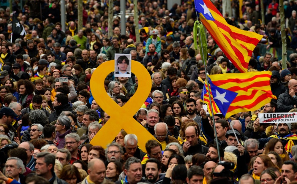 Barselonā ļaudis iziet ielās un protestē pret Pudždemona aizturēšanu