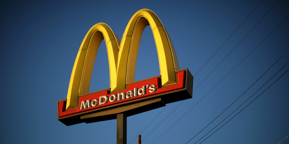 Neticis pie 30 dubultajiem čīzburgeriem, kāds klients sācis plosīt Makdonalda dzelteno 'M' burtu