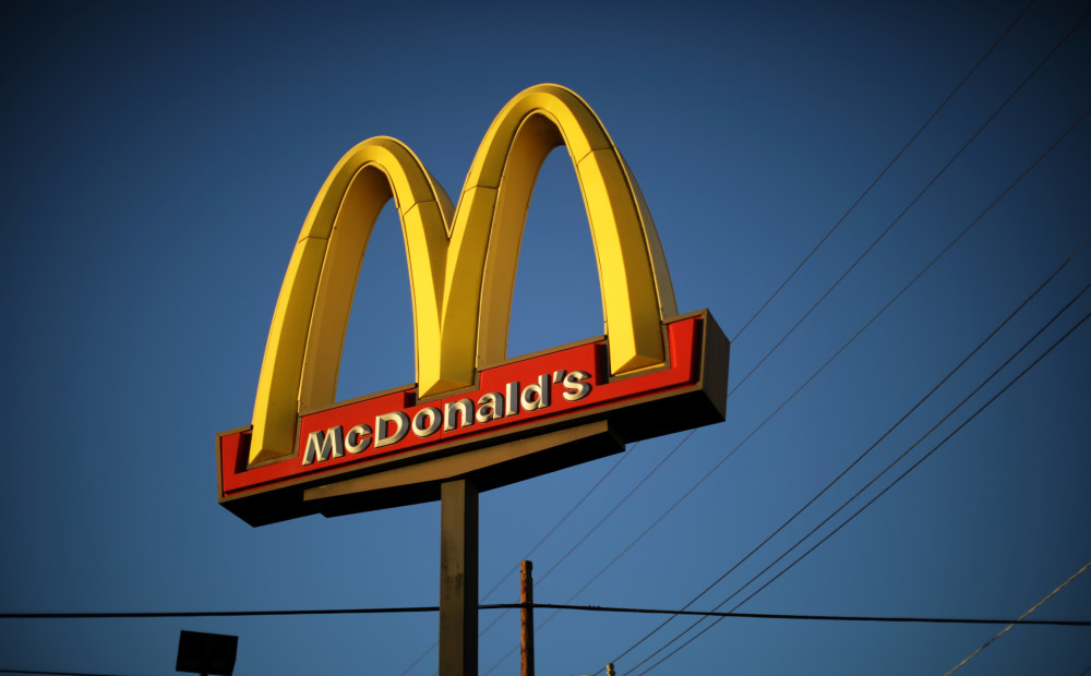 Neticis pie 30 dubultajiem čīzburgeriem, kāds klients sācis plosīt Makdonalda dzelteno 'M' burtu