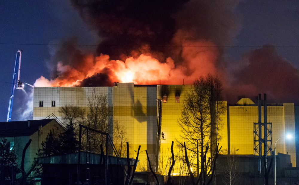 Traģēdija Krievijā: ugunsgrēkā lielveikalā mirst vismaz 48 cilvēki, desmitiem bērnu un pieaugušo bezvēsts pazuduši