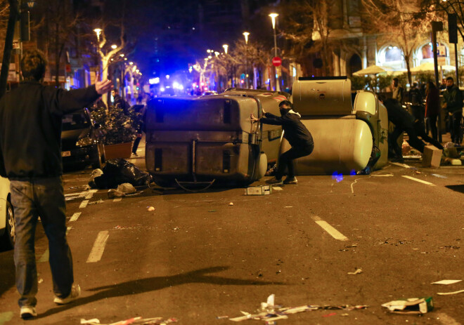 Daži demonstranti apmētājuši policiju ar pudelēm un olām.