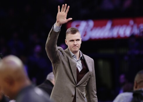 Kristaps Porziņģis ierodas uz "Knicks" spēli. 