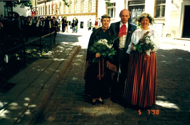 Pirms Dziesmu svētku gājiena: Vecrīgā saskrējušies Ilze, viņas mamma Anda un mammas brālis Uldis.