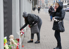 Sievietes noliek ziedus pie Krievijas vēstniecības Latvijā, pieminot bojāgājušos ugunsgrēkā tirdzniecības centrā Kemerovas pilsētā. 