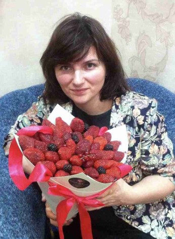Татьяна Дарсалия, 37 лет. Замдиректора кемеровской гимназии №17, учитель английского. Погибла, пытаясь спасти детей. У Татьяны осталась дочь, которую она успела вывести из ТЦ.