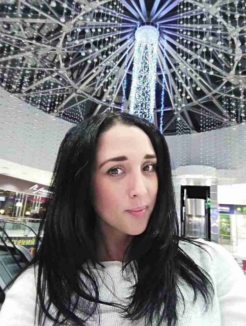 Анфиса Кляйн. Привела в кино дочку подруги, 13-летнюю Дашу Сараеву. Обе числятся среди пропавших.