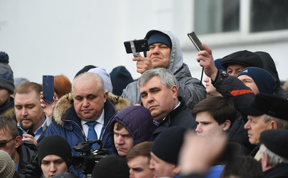 Кислюк губернатор Кемеровской. Цивилев на коленях.