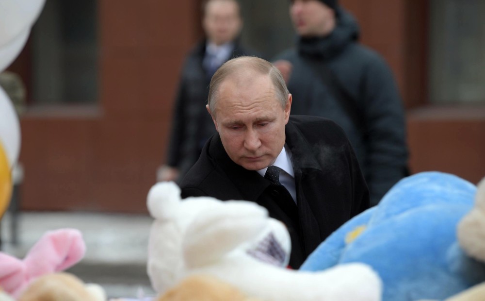 Krievijā izsludinātas sēras; Putins ignorē iedzīvotāju mītiņu un dodas prom no Kemerovas