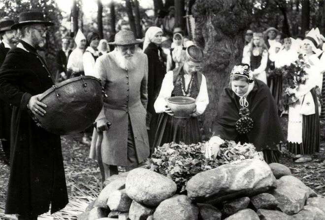 Staltu ģimene vada uguns rituālu folkloras festivālā Baltica 1991. gadā. Helmī un Dainis Stalti bija Latvijas folkloras kustības vadītāji un arī vieni no festivāla Baltica dibinātājiem. Uguns rituāli un latviskās dzīvesziņas tradīcijas vienmēr bijušas Helmī un Daiņa Staltu ģimenes garīgās izvēles neatņemama sastāvdaļa.