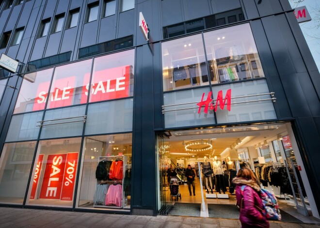 Neierasti aukstās ziemas dēļ pamatīgi kritusies "H&M" peļņa