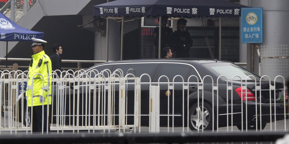 Mediji: slepeni ar vilcienu Pekinā iebraucis Kims Čenuns
