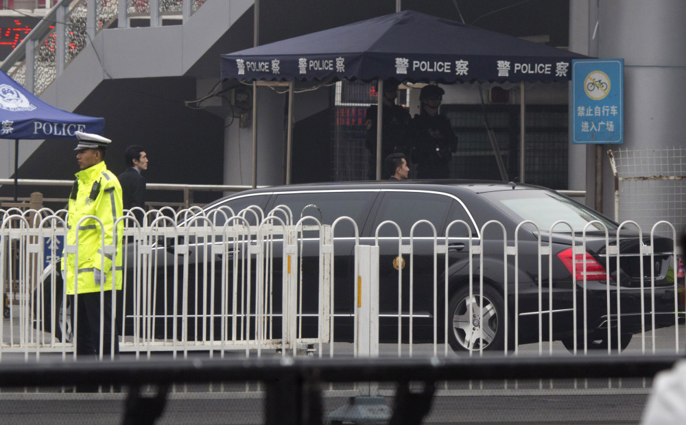 Mediji: slepeni ar vilcienu Pekinā iebraucis Kims Čenuns