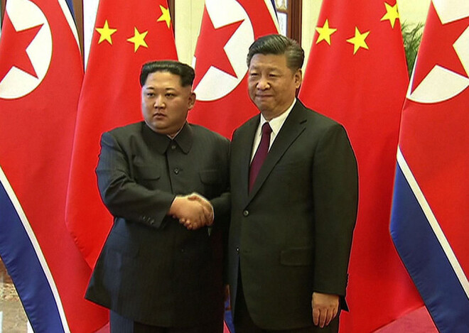 Ziemeļkorejas līderis Kims Čenuns Pekinā tiekas ar Ķīnas prezidentu Sji Dziņpinu.