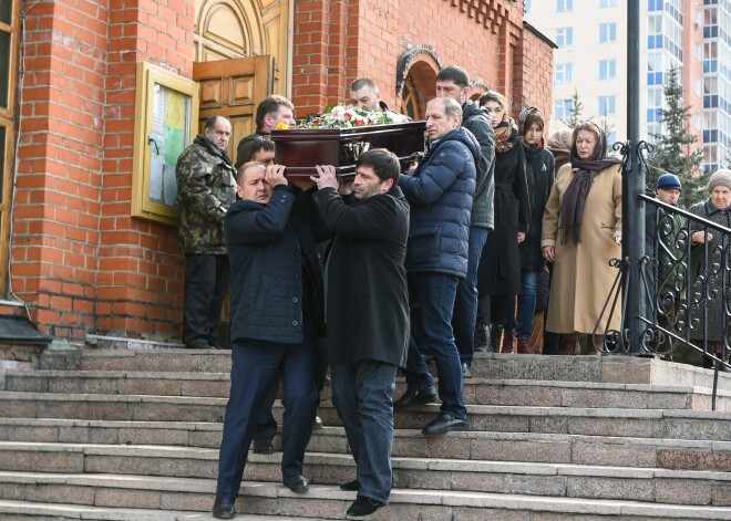 Kemerovā (Krievijā) trešdien notikusi pirmā no vairākām ieplānotajām atvadu ceremonijām sēru namā, kā arī zemes klēpī guldīti pirmie 13 no kopumā 64 traģiskā ugunsgrēka upuriem.