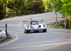 2016.gada sacensībās latviešu konstruēto 1600ZS elektromobili pilotēja pieredzējušais jaunzēlandiešu braucējs Rīss Millens (Rhys Millen), kas 20 kilometru garo trasi ar 156 pagriezieniem pievarēja 8 minūtēs un 57 sekundēs. 