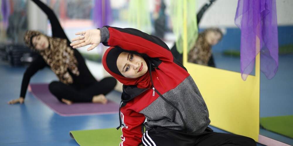 FOTO: islāmticīgās sievietes Gazā drosmīgi nododas jogas nodarbībai