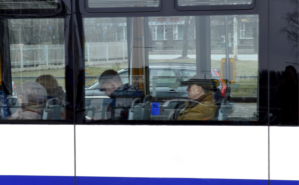 Ar pamatīgu traci Rīgas dome tomēr saglabā bezmaksas transportu ārvalstu pensionāriem